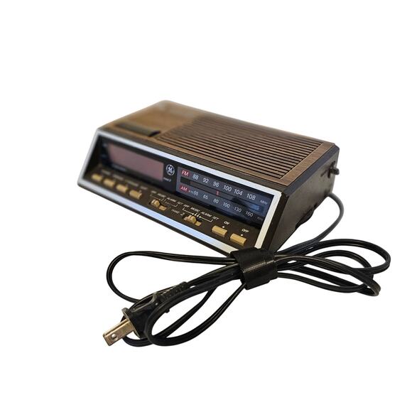 Vintage AM/FM Digital Alarm Clock Radio Woodgrain 1980s Works Tested GE 7-4616B - Picture 6 of 16